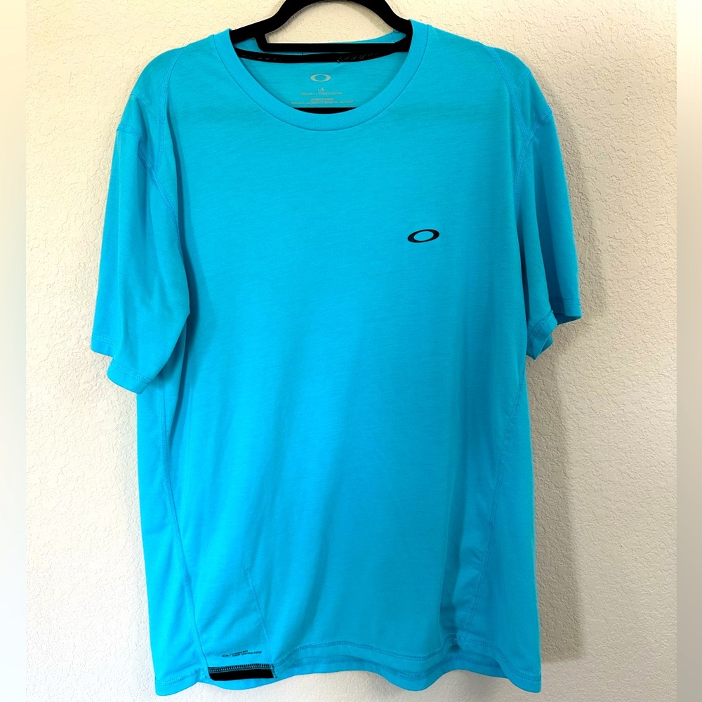 Oakley T-Shirt with Glasses Eyewear Wipe